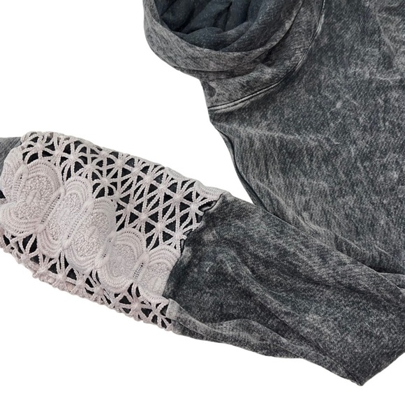 Gimmicks BKE Women Grey Acid Wash Cowl Neck Crochet Long Sleeve Sweater Sz Sm - Picture 9 of 12